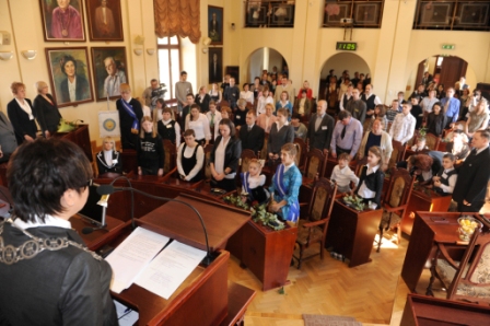 Uroczystość wręczenia Orderu Uśmiechu dla dr Sylwestra Nowaka - 20.04.2010 - Sesja Rady Miasta Osób Niepełnosprawnych w Bydgoszczy autor zdjęć; Robert Sawicki