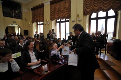 Uroczystość wręczenia Orderu Uśmiechu dla dr Sylwestra Nowaka - 20.04.2010 - Sesja Rady Miasta Osób Niepełnosprawnych w Bydgoszczy autor zdjęć; Wojtek Łowicki